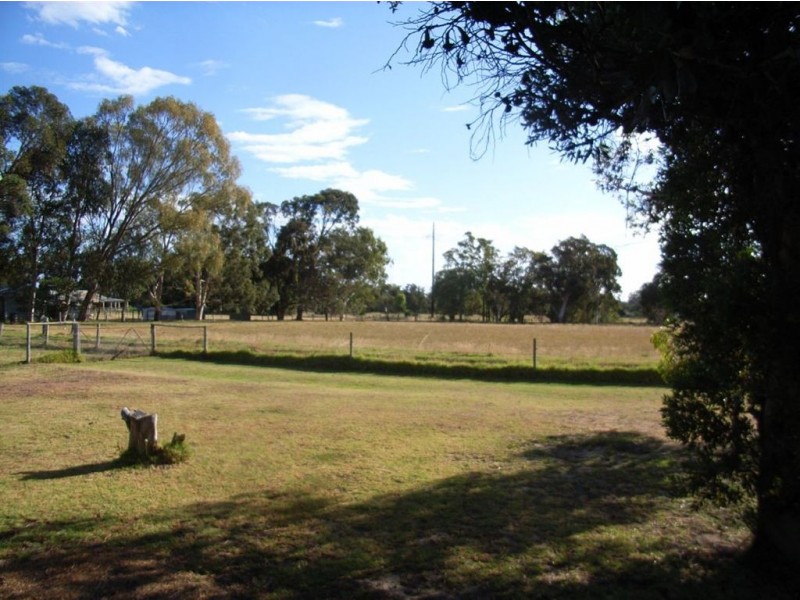 82 Hutchinson Road, Burekup WA 6227