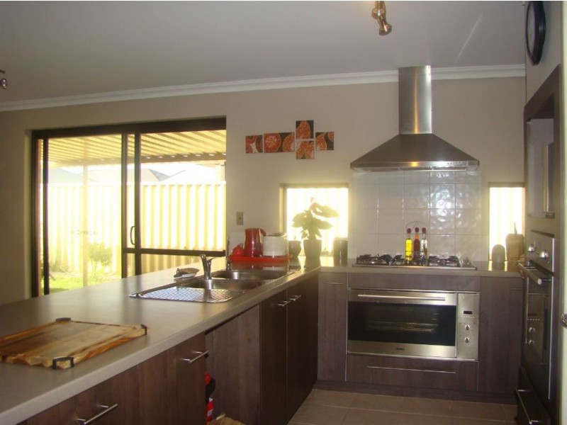 17 Chamberlain Grove, Millbridge WA 6232