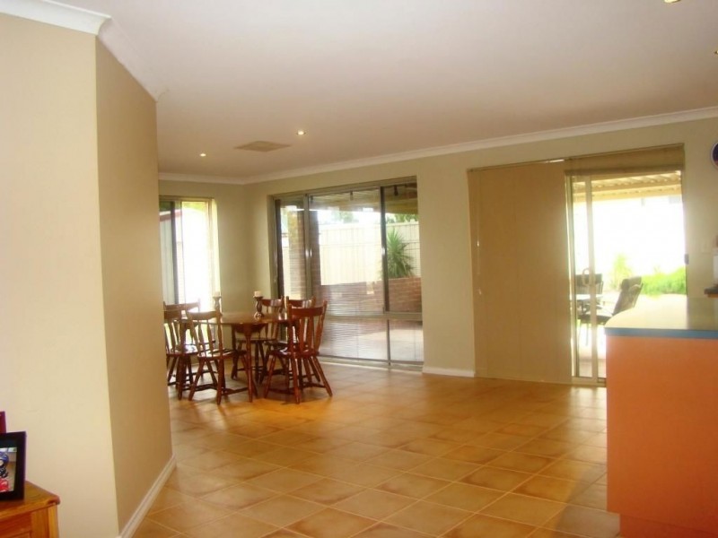 5 Hedges Place, Burekup WA 6227