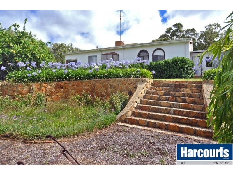 33 Shenton Rd, Burekup WA 6227