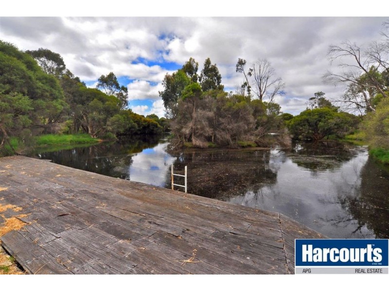 33 Shenton Rd, Burekup WA 6227