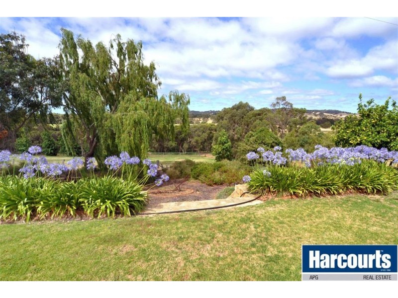 33 Shenton Rd, Burekup WA 6227