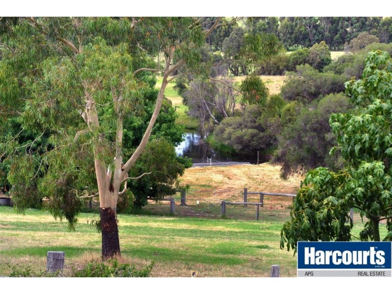 33 Shenton Rd, Burekup WA 6227