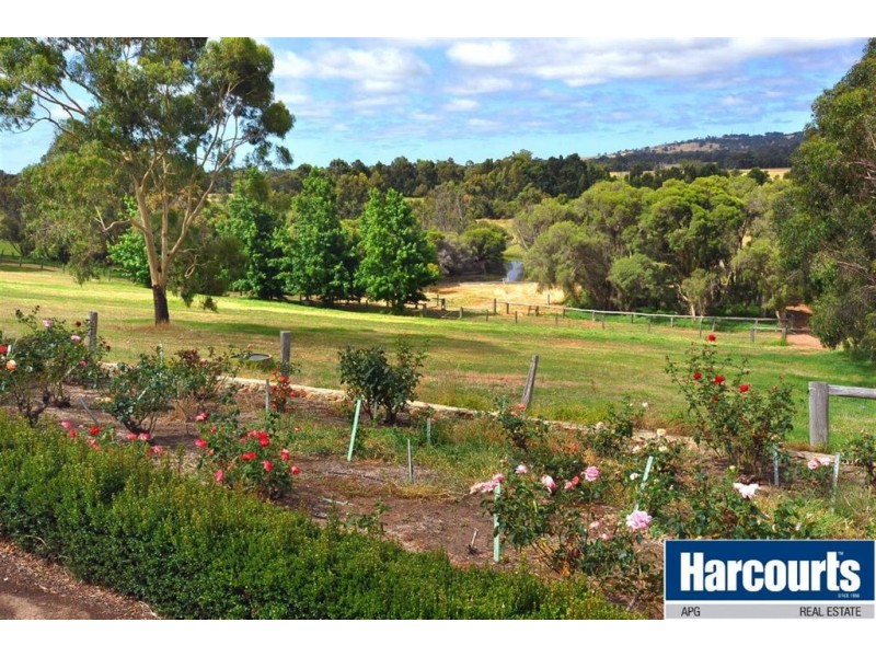 33 Shenton Rd, Burekup WA 6227