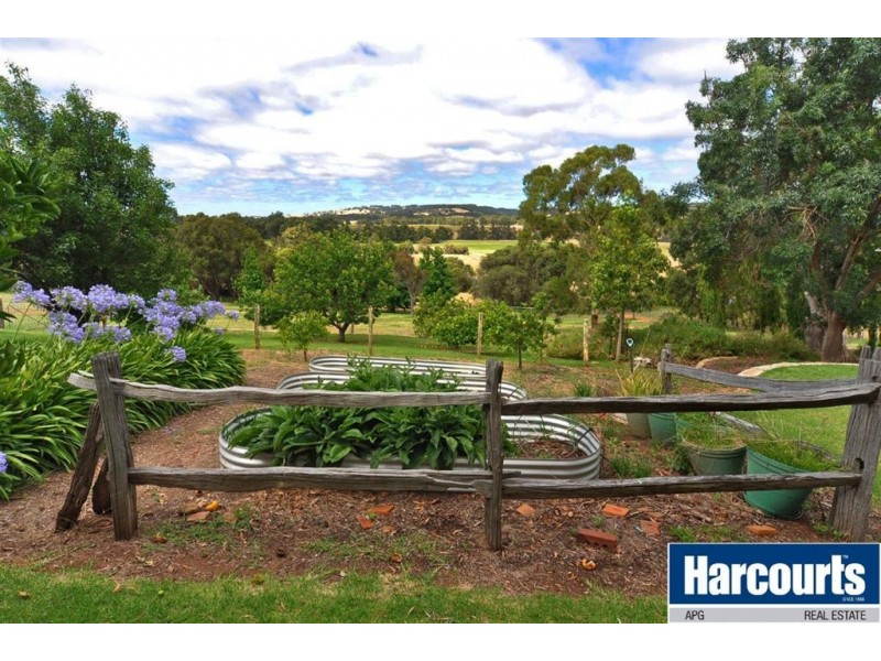 33 Shenton Rd, Burekup WA 6227