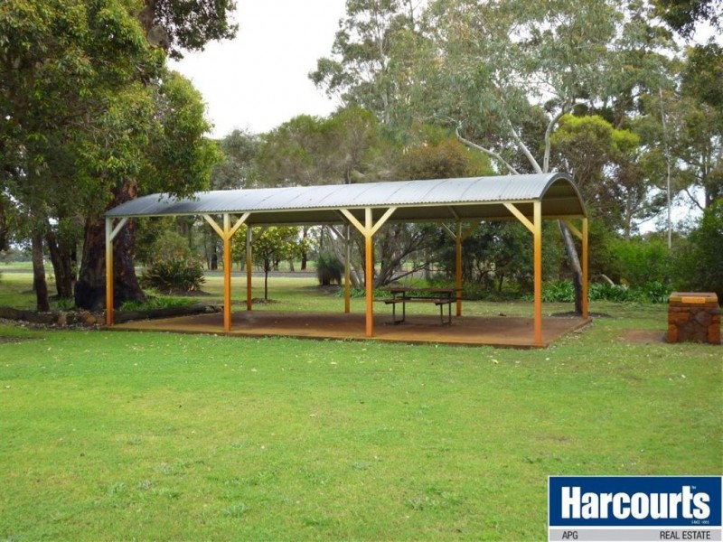 29 Russell Road, Burekup WA 6227