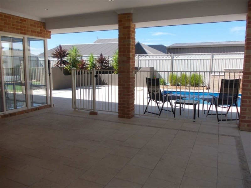 10 Golden Beryl Avenue, Australind WA 6233