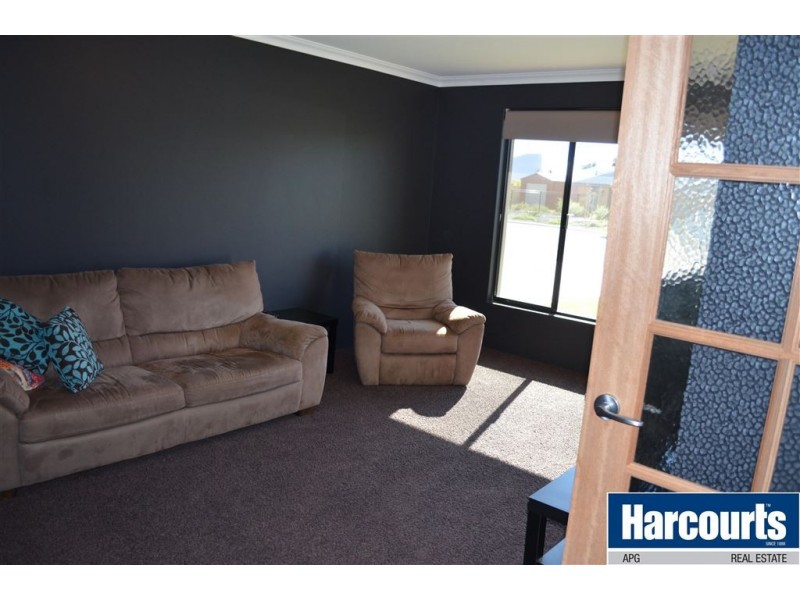 15 Clarence Crescent, Millbridge WA 6232