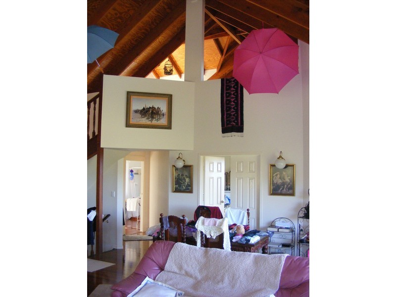 4 Maple Ave, Mapleton QLD 4560