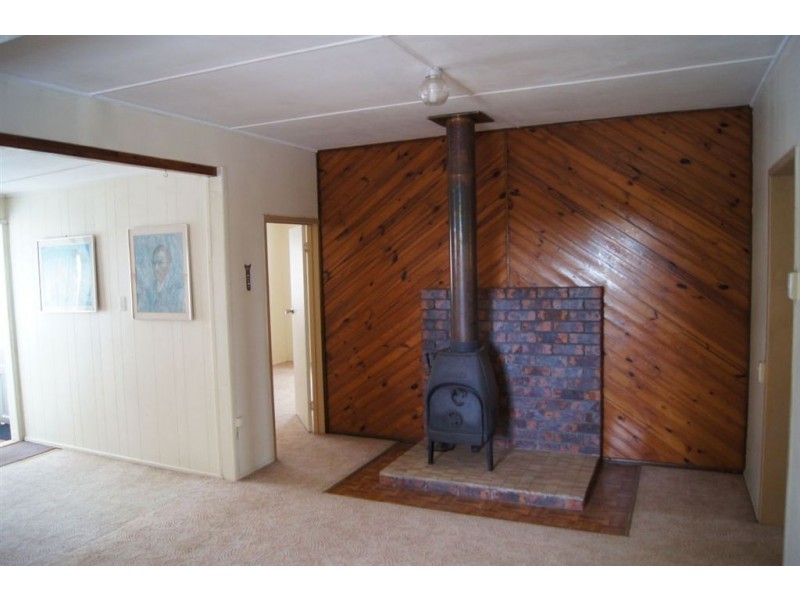 77 Tamarind St, Maleny QLD 4552