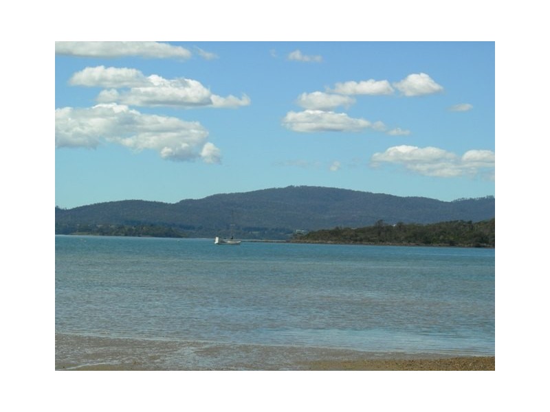 8 Flinders St, Beauty Point TAS 7270