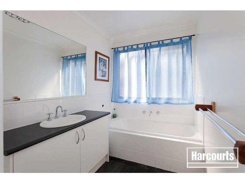 23 Hutchinson Drive, Lynbrook VIC 3975