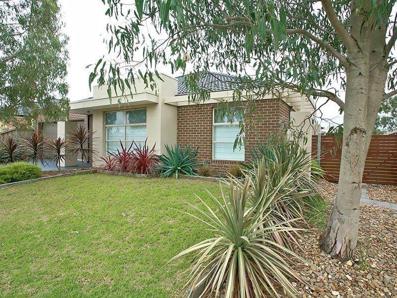 112 Hutchinson Drive, Lynbrook VIC 3975