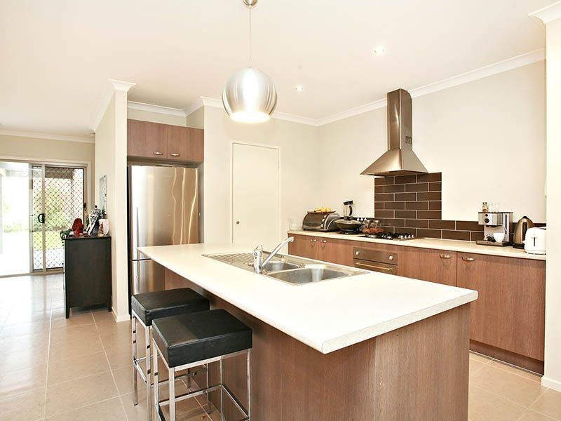112 Hutchinson Drive, Lynbrook VIC 3975