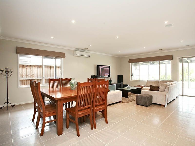 112 Hutchinson Drive, Lynbrook VIC 3975