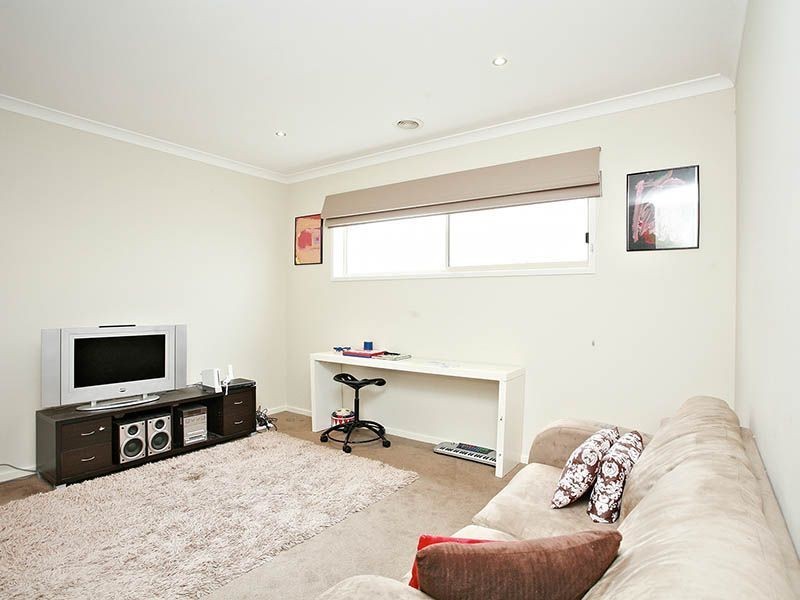 112 Hutchinson Drive, Lynbrook VIC 3975