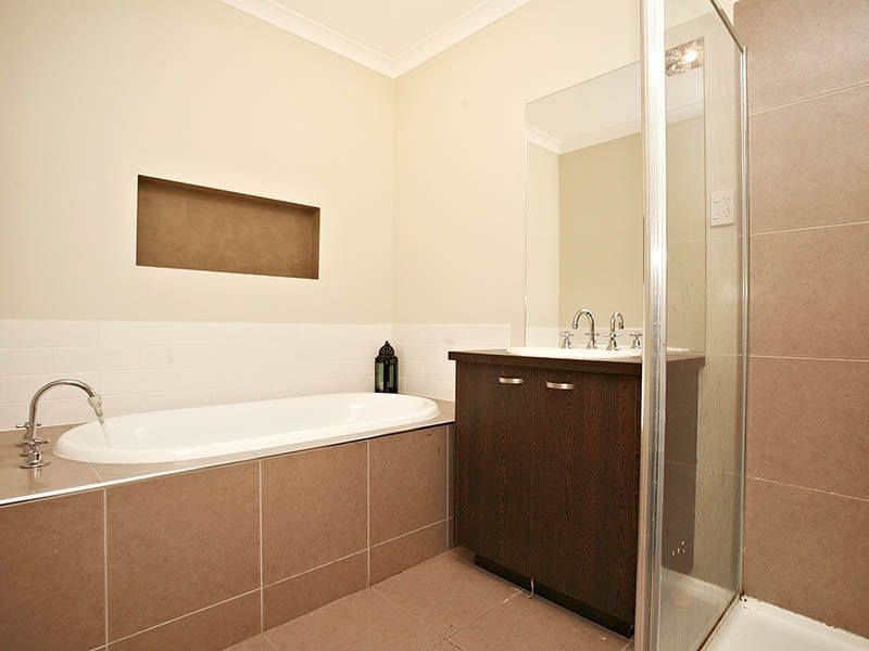 112 Hutchinson Drive, Lynbrook VIC 3975