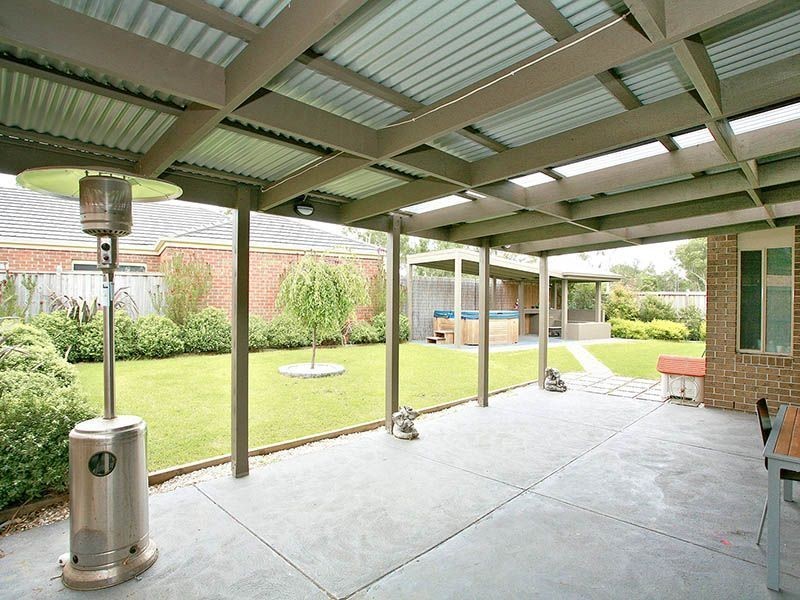 112 Hutchinson Drive, Lynbrook VIC 3975