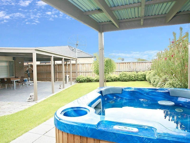 112 Hutchinson Drive, Lynbrook VIC 3975