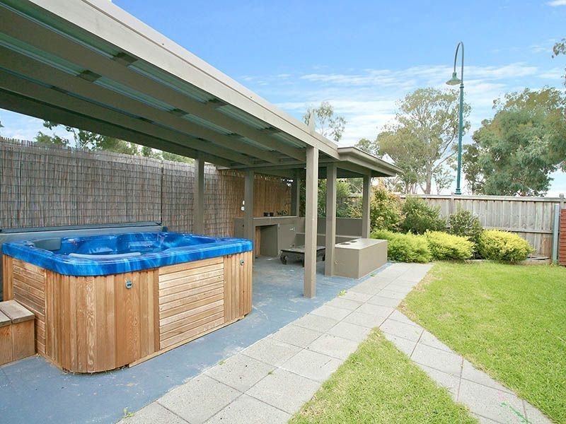 112 Hutchinson Drive, Lynbrook VIC 3975