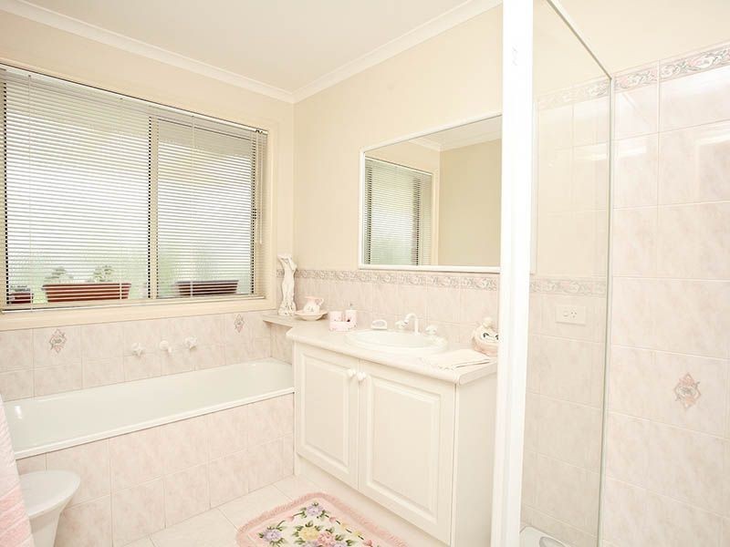 9 Slessor Avenue, Lynbrook VIC 3975