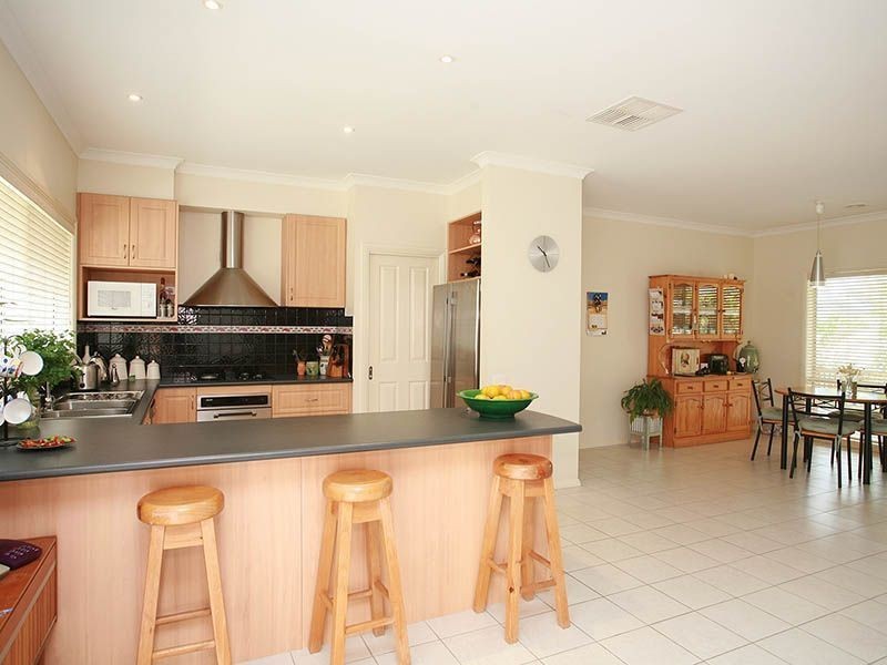 22 Caversham Terrace, Lynbrook VIC 3975