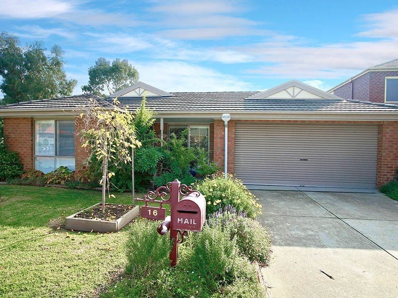 16 Henry Lawson Drive, Lynbrook VIC 3975