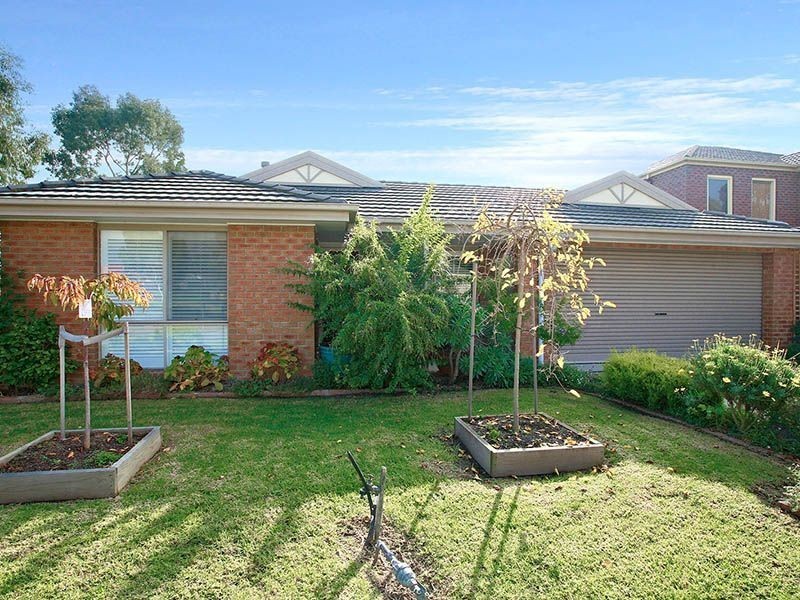 16 Henry Lawson Drive, Lynbrook VIC 3975