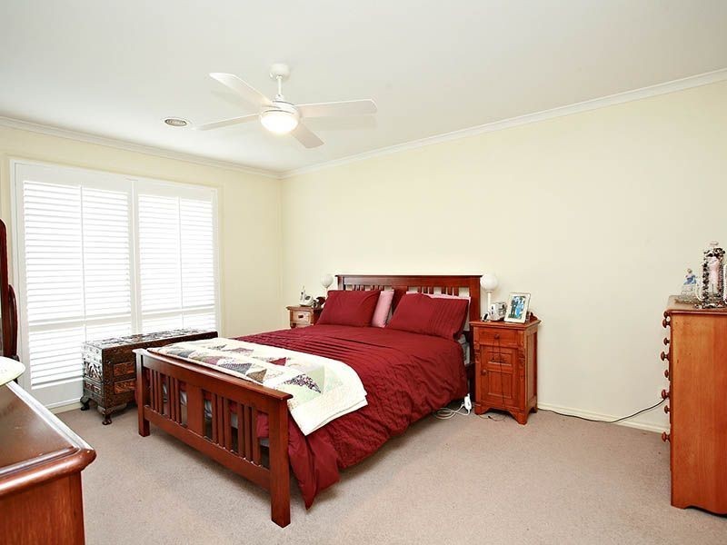 16 Henry Lawson Drive, Lynbrook VIC 3975