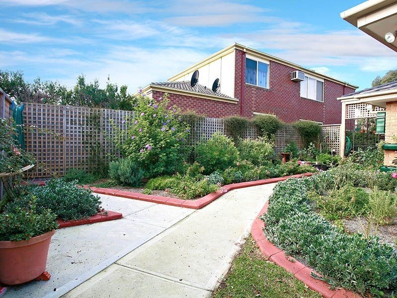 16 Henry Lawson Drive, Lynbrook VIC 3975