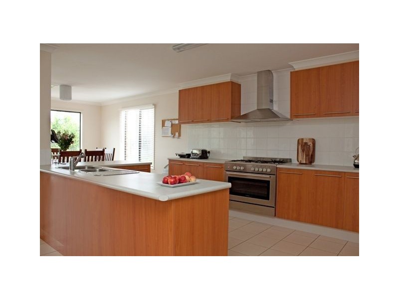 16 Baynton Cresent, Lynbrook VIC 3975