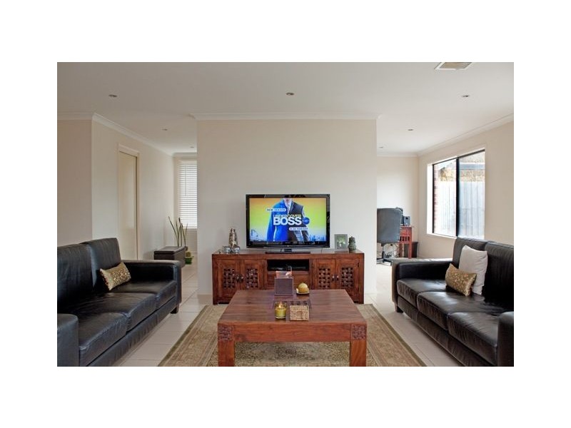 16 Baynton Cresent, Lynbrook VIC 3975