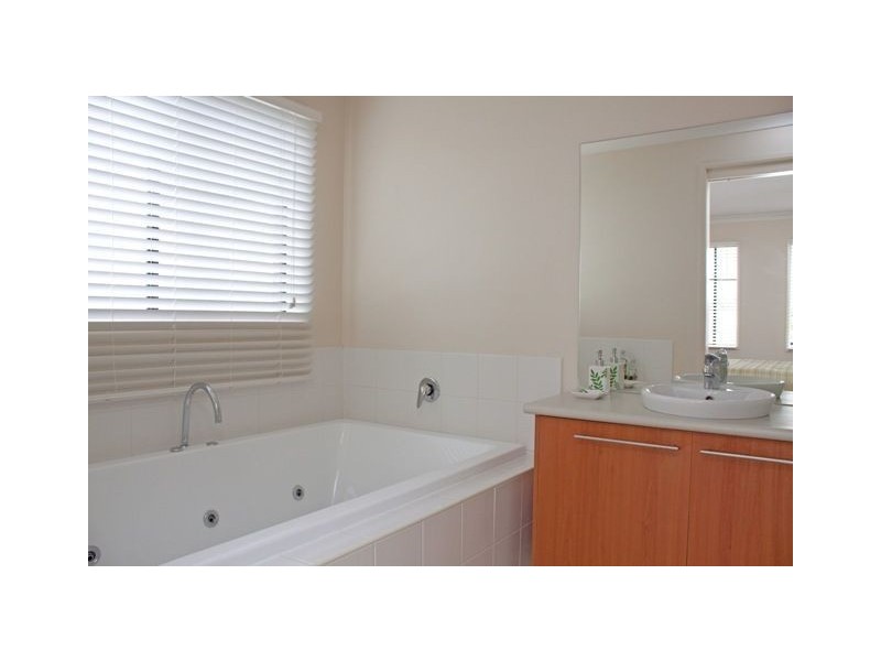 16 Baynton Cresent, Lynbrook VIC 3975