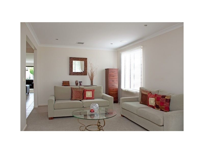 16 Baynton Cresent, Lynbrook VIC 3975