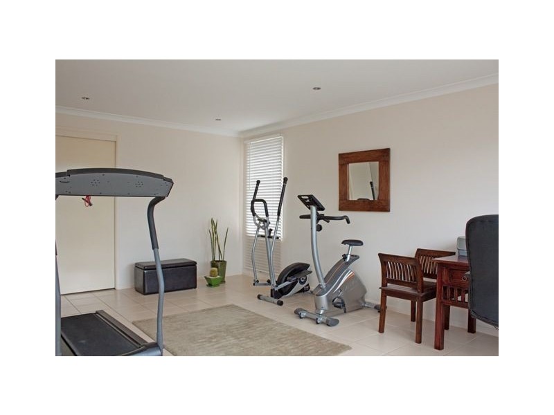 16 Baynton Cresent, Lynbrook VIC 3975