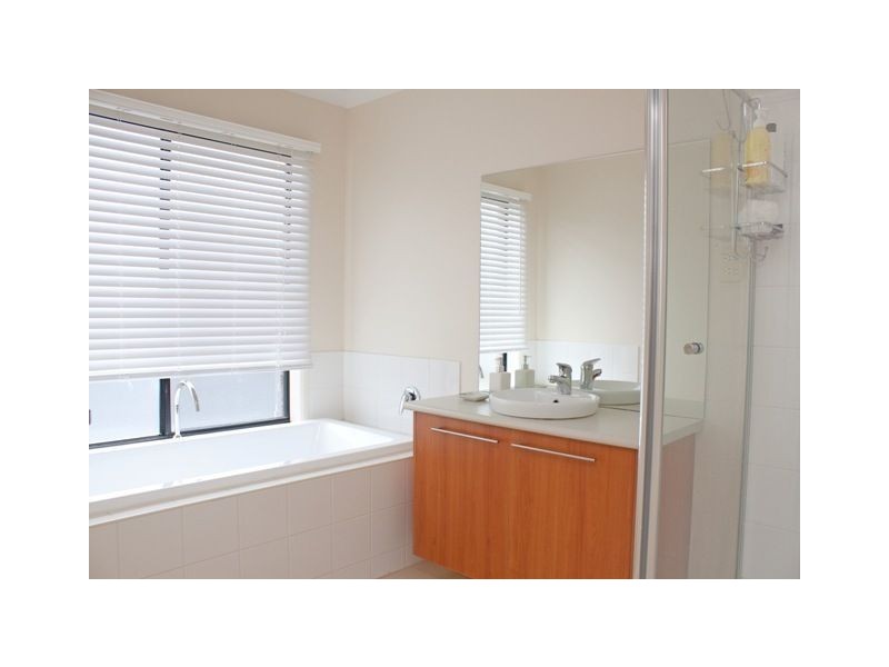 16 Baynton Cresent, Lynbrook VIC 3975