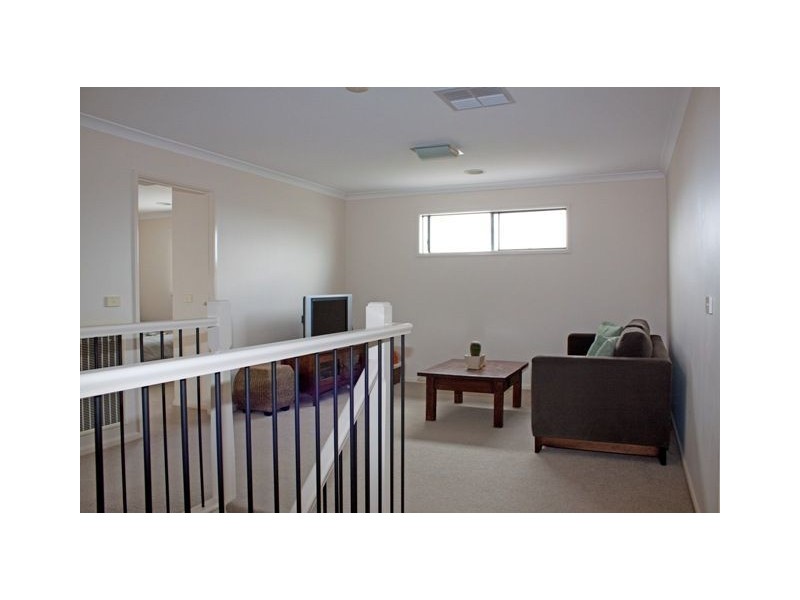 16 Baynton Cresent, Lynbrook VIC 3975