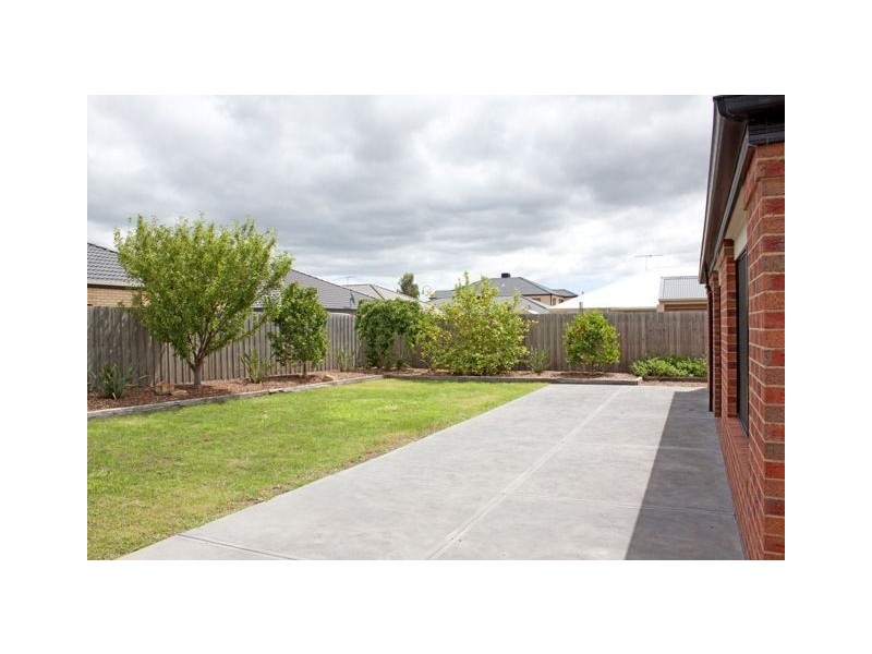 16 Baynton Cresent, Lynbrook VIC 3975