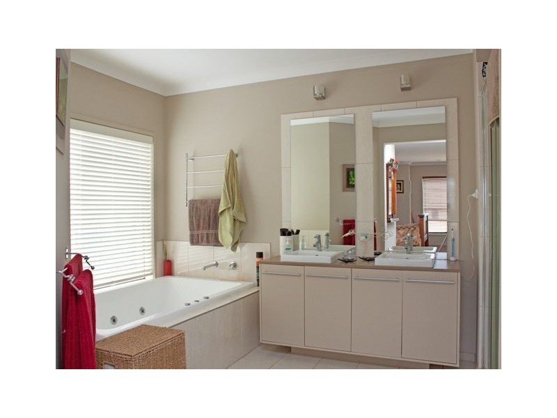 30 Hanrahan Wynd, Lynbrook VIC 3975