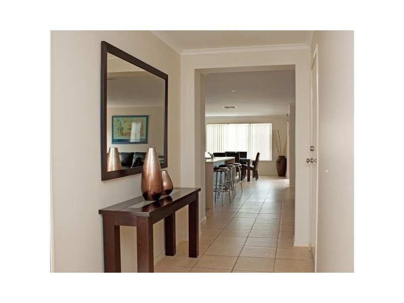 14 Melington Drive, Lyndhurst VIC 3975