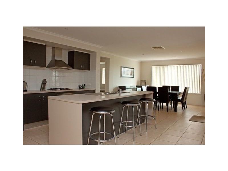 14 Melington Drive, Lyndhurst VIC 3975