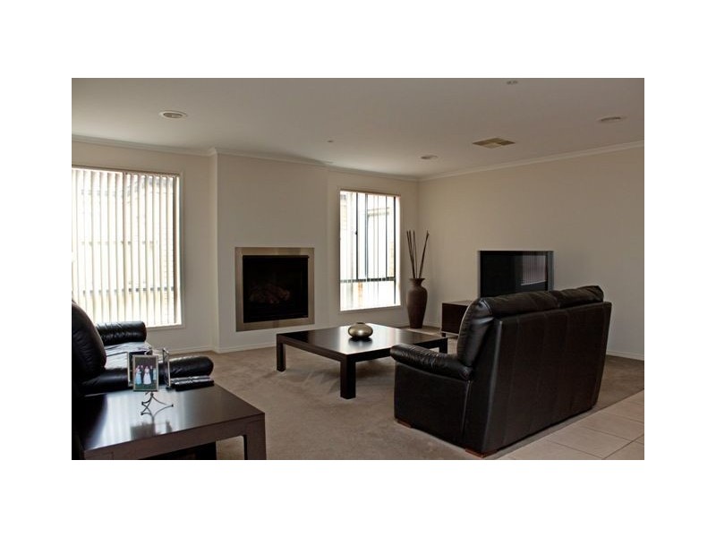 14 Melington Drive, Lyndhurst VIC 3975