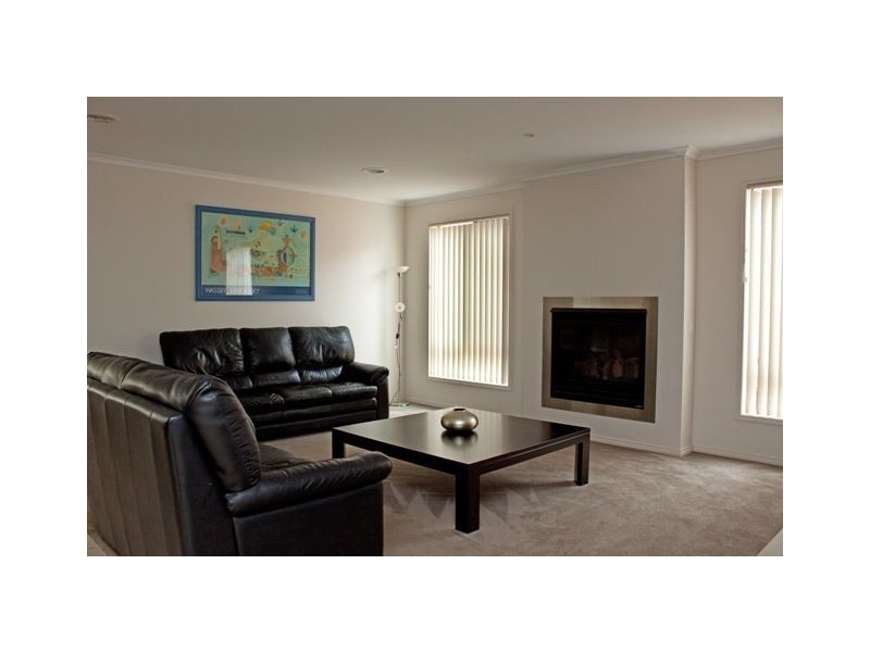 14 Melington Drive, Lyndhurst VIC 3975