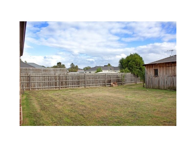 32 Lindsay Crescent, Lynbrook VIC 3975