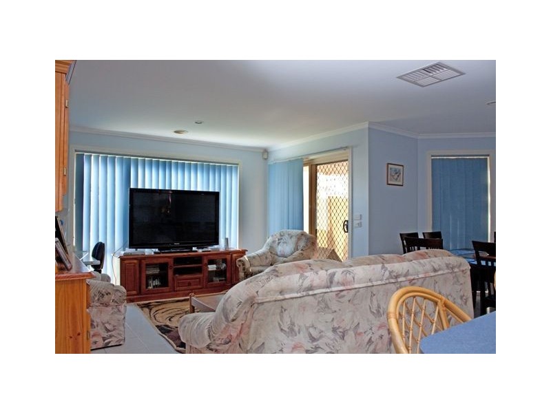 18 Henry Lawson Drive, Lynbrook VIC 3975