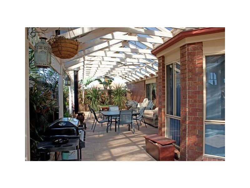 18 Henry Lawson Drive, Lynbrook VIC 3975