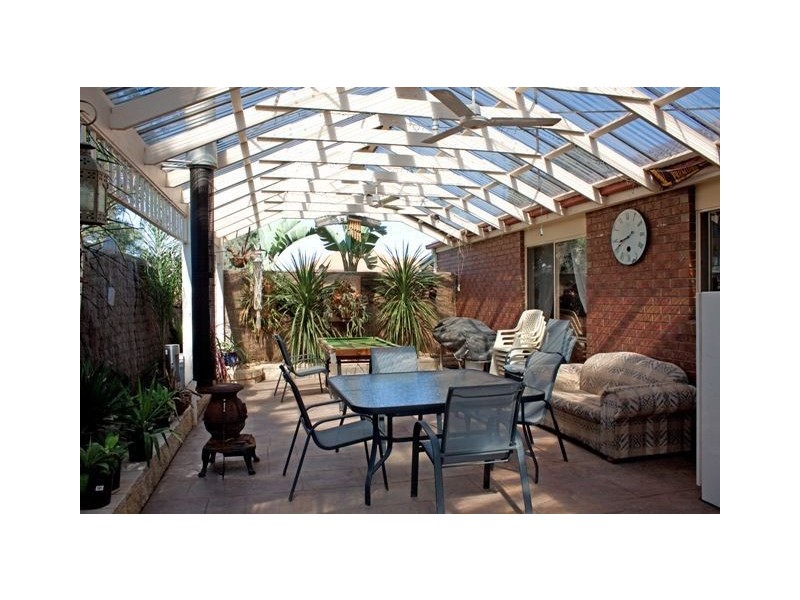 18 Henry Lawson Drive, Lynbrook VIC 3975