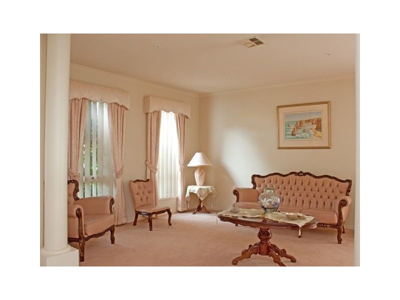 12 Sugarloaf  Avenue, Lynbrook VIC 3975