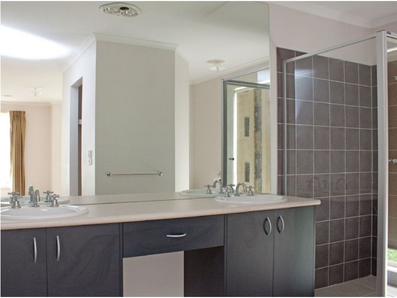 13 Harford Close, Lynbrook VIC 3975