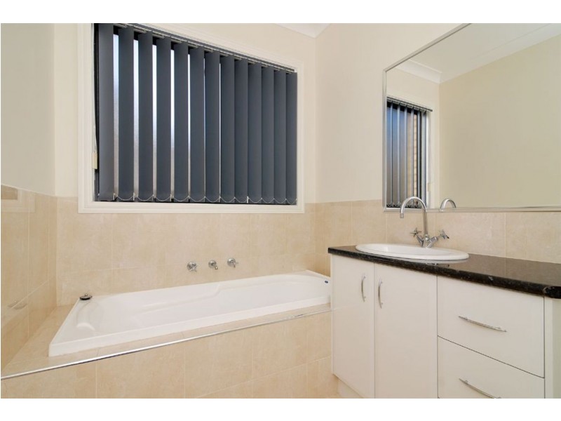 21 Baynton Crescent, Lynbrook VIC 3975